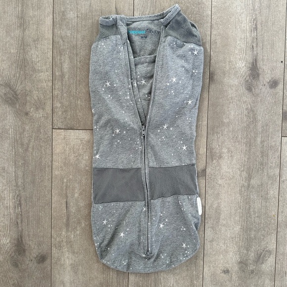 Happiest Baby sleep swaddle stars snoo size medium
Guc
For 12-18 pound baby - Picture 2 of 6